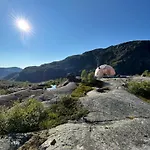 Handeland I Arctic Dome Luksustelt Sauda